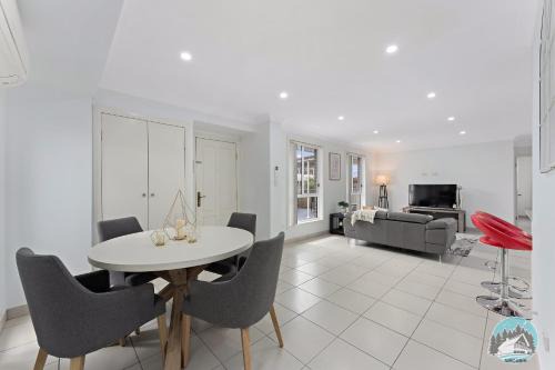Spacious 3 Beds House with Parking in Fairfield