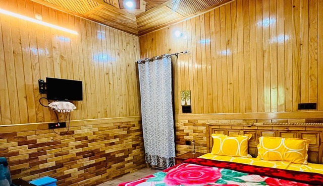 Spacious 4-bedroom house in lovely Devalsari with WiFi
