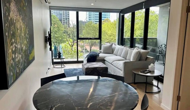Stay in the heart of Canberra in style. Enjoy resort-style pools, rooftop gardens, and a private terrace. Perfectly positioned opposite Canberra Center, this modern retreat features secure parking, high-speed WiFi, and a fully equipped kitchen!