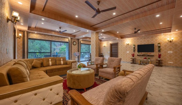 Staycation 2 Bedroom Premium House Kasauli by Splendid Retreat Hotels - Family Groups & Couples - Forest Treks - Living Room - Balcony - River View - Parking