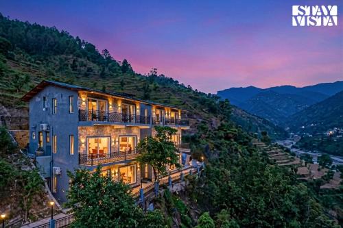 StayVista at Golden Muse with BBQ & Jacuzzi