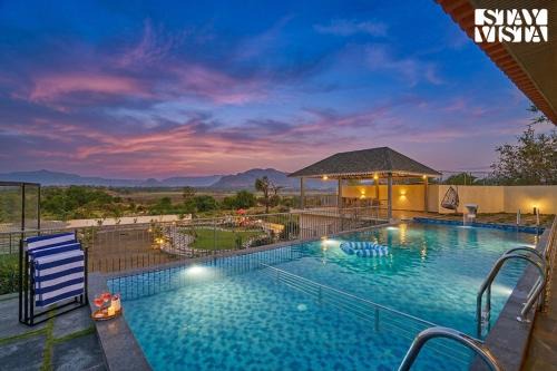 StayVista at Solmira Haven with Infinity Pool, Bonfire