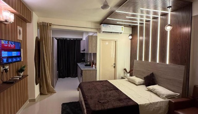 Studio near Metro Couples Friendly Parking WiFi