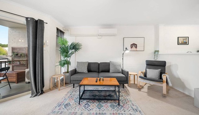Stylish 1-Bed Stay with Balcony & Study