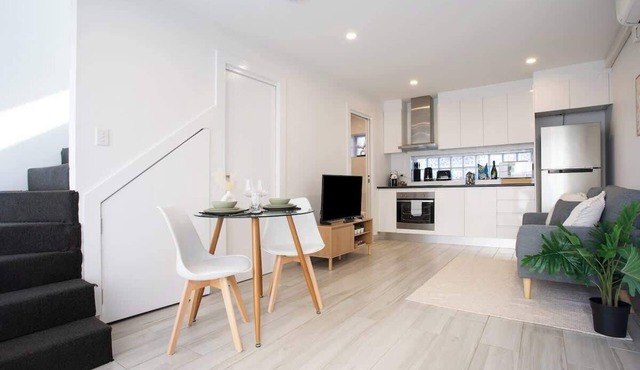 Stylish 1BR Near CBD | WFH & Pet Friendly