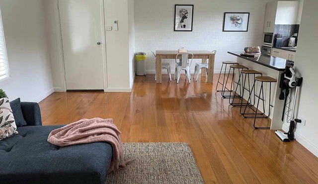 Stylish 2‑bedroom, 1‑bath home in peaceful Page. Reverse cycle air‑con, full kitchen, undercover parking. Walk to park & dog oval, near Belconnen Mall, Lake Ginninderra & Calvary Hospital.