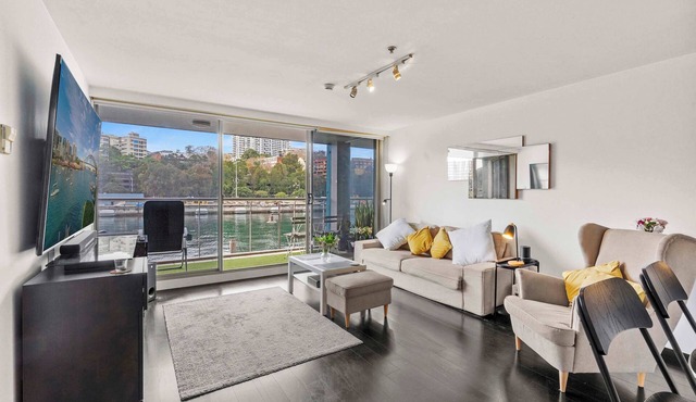 Stylish 2BR Finger Wharf Getaway