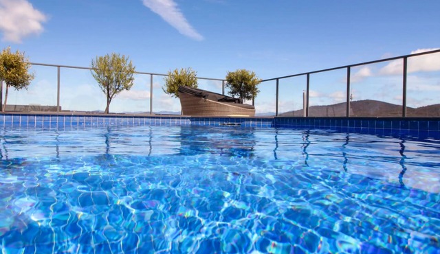 Stylish Apartment with Rooftop Pool - Close to City+ANU