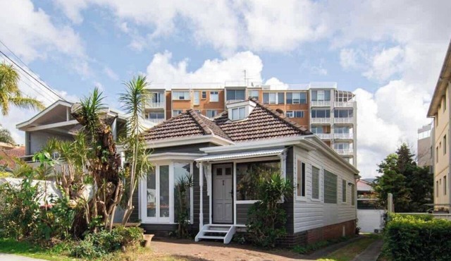 Stylish Coastal Cottage - Sleeps 6 & Near Beach