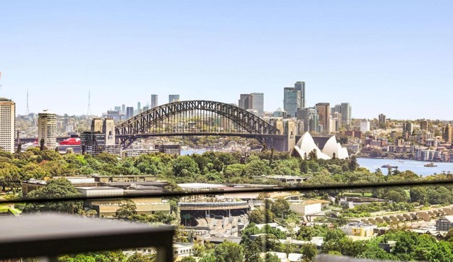 Stylish Double Storey Apt and Harbour Bridge Views