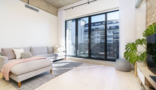 Sunlit 1BR Retreat, Shops and Cafés at Doorstep