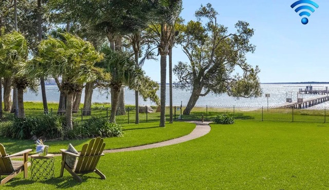 Sunset at The Moorings - ocean views, kayak, games retreat, walk to beaches & marina dining!