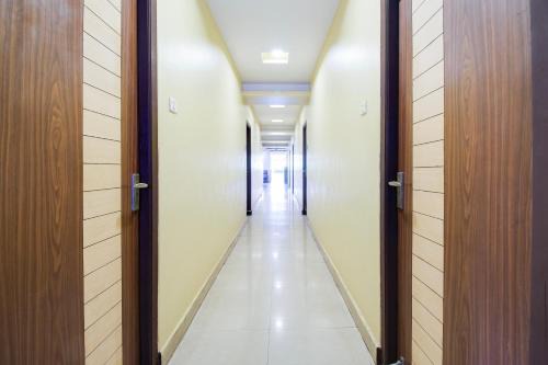 Super OYO Hotel O Allipuram Near Railway Station