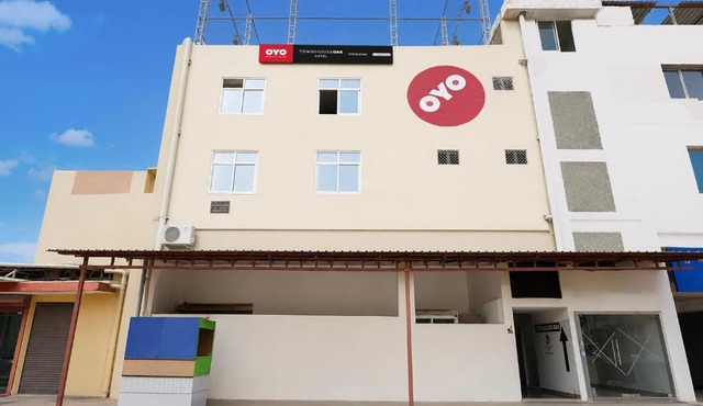 Super OYO Townhouse Oak Fazalganj Formerly RR Grand