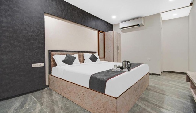 Super Townhouse OAK Hotel Rudra