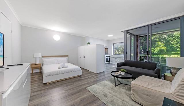 Surry Hills Studio with Balcony near Central Station