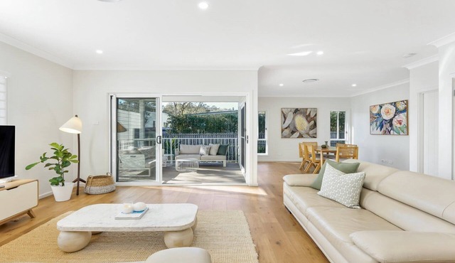 THE BEACH PAD | wifi, walk to beach | Accom Holidays