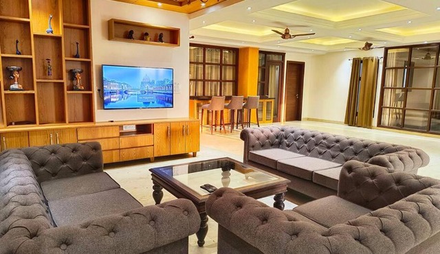 The Crown:The Pinnacle of Luxury
