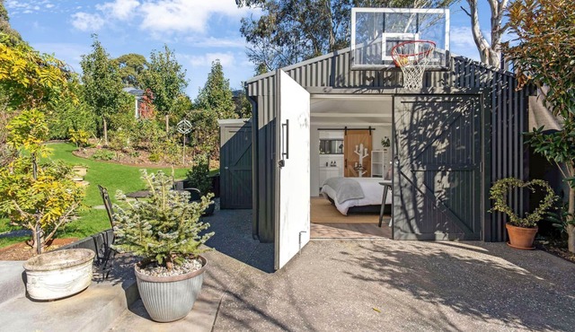 The Hen's Den, Moss Vale