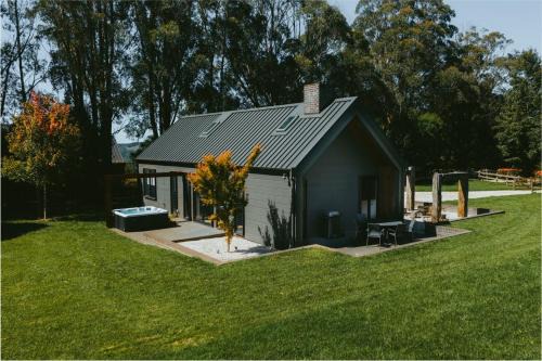 The Mist, Luxury Farm w Fireplace & Hot tub