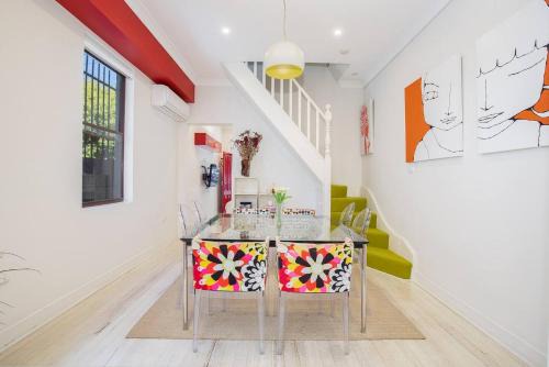 Times Square Terrace - Vibrant Charm in Newy's Heart