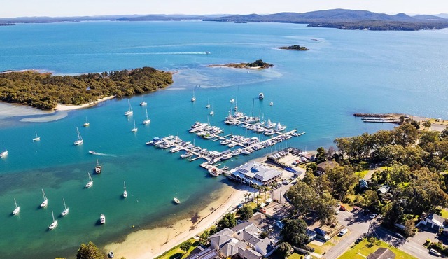 Tomaree Vista, 65 Vista Ave - stylish house with stunning water views, WiFi and Linen