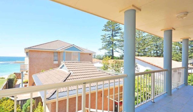 Toowoon Beach View 3br Villa 4 just steps to beach with views