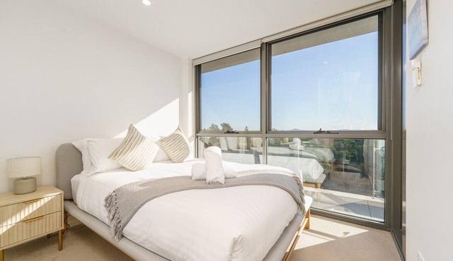 Top-Floor Apartment Near Shops and Arboretum views