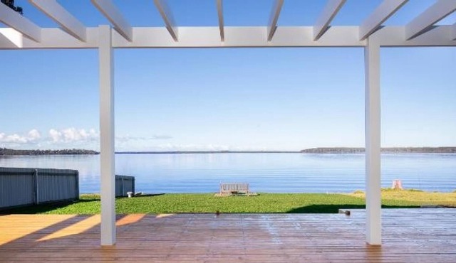 Tranquility Beach House - Absolute Waterfront - Child and Pet Friendly