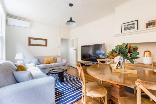 'Two of a Kind' Heritage Stay with Harbour Views