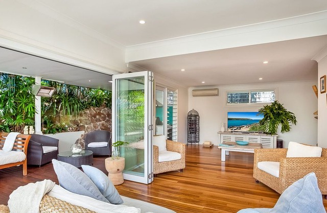 Newport Retreat - secluded beach house with pool