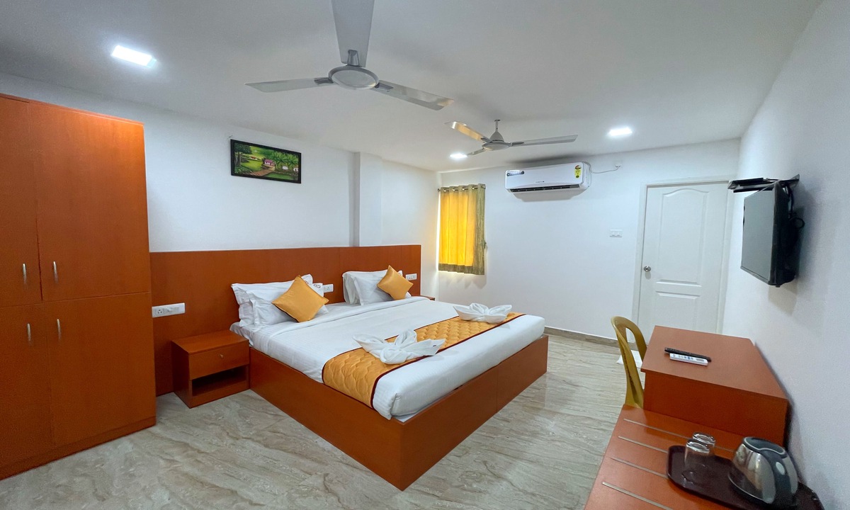 Royapettah Hotel | K11 Express - Opp Express Avenue