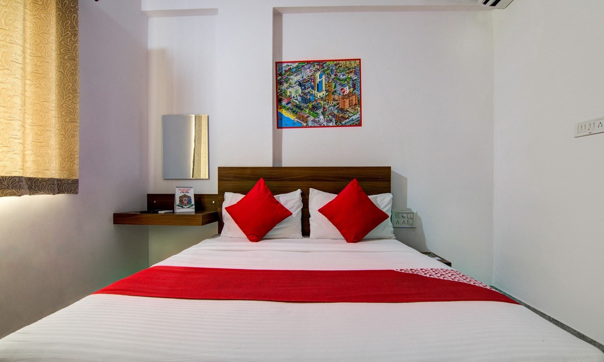 BTM Layout Hotel | OYO 15695 Varcity Comforts