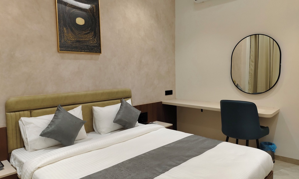 Dhule Hotel | Hotel Raas Vrindavan