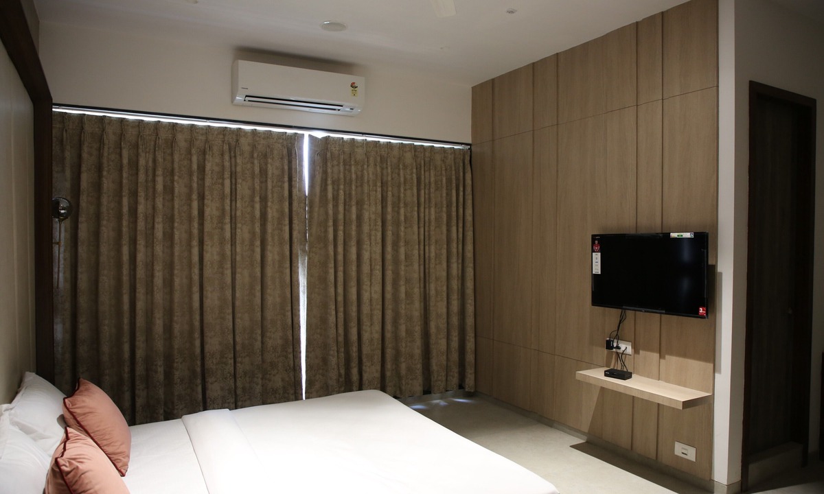 Valsad Hotel | The Regal Banquets and Rooms