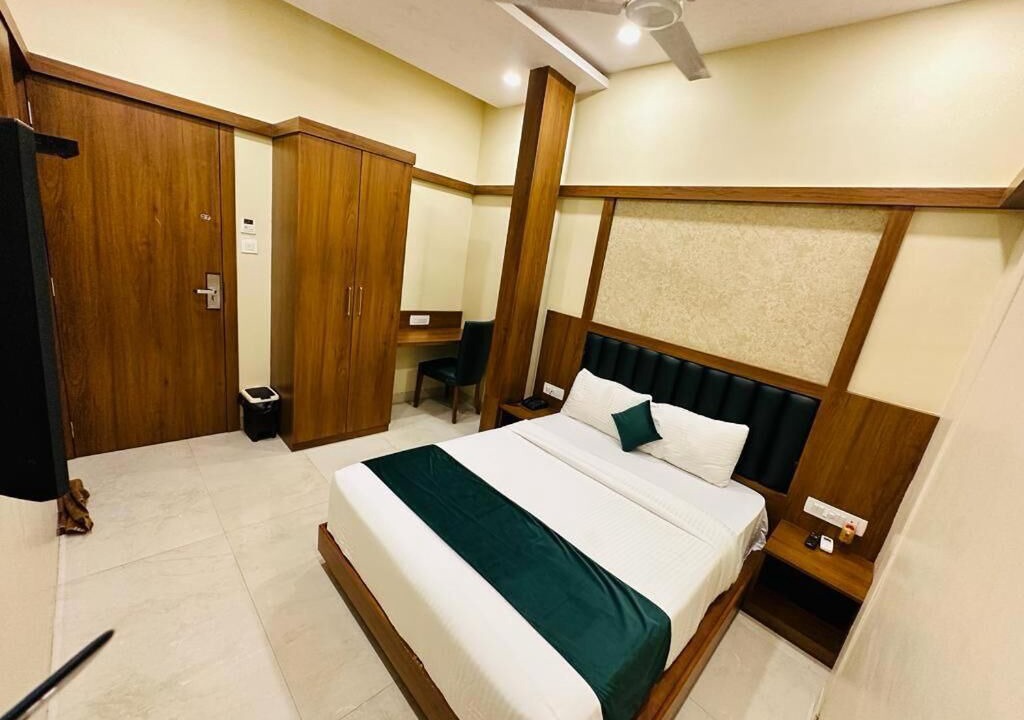 Kurla West Hotel | Hotel Downtown-Near US Embassy