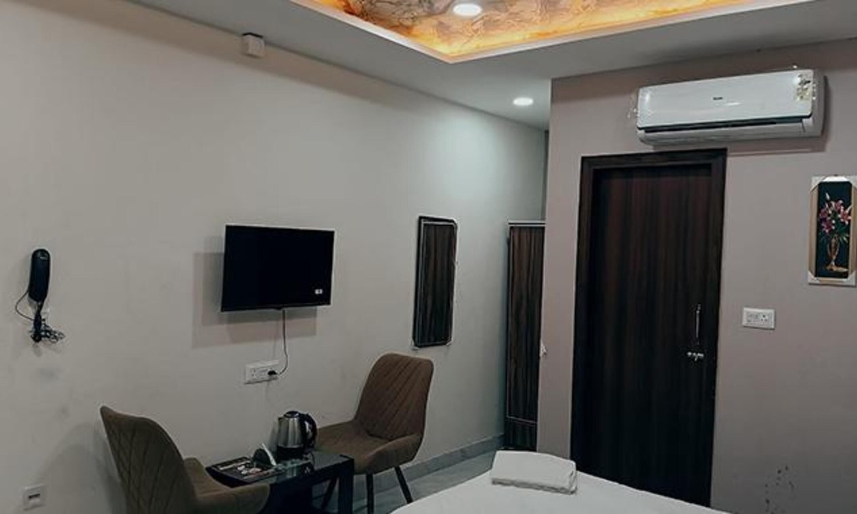 Aundh Hotel | Fabhotel Radha Madhav