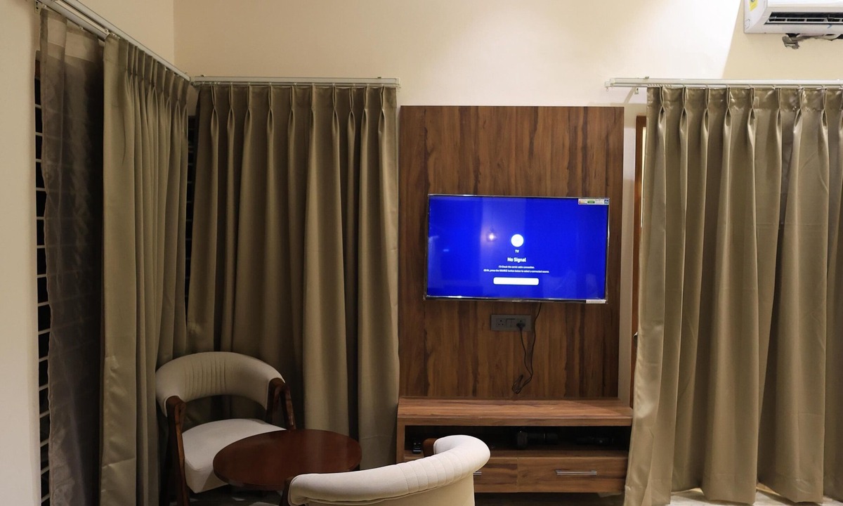 Amritpur Hotel | Whispering Oaks