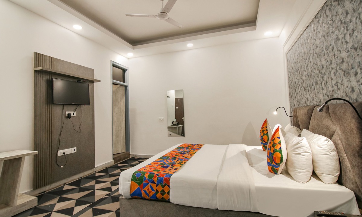 New Delhi Hotel | FabHotel Signature Luxe Inn - Chhattarpur
