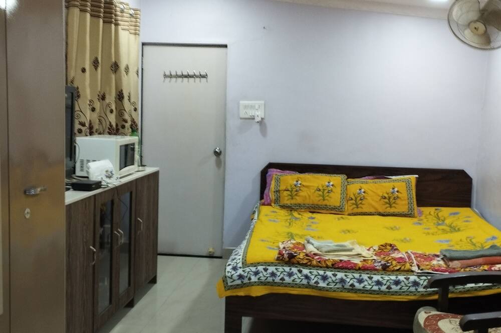 Chembur East Villa | Fully furnished Studio Apartment on second floor of Chembur Mumbai Bungalow