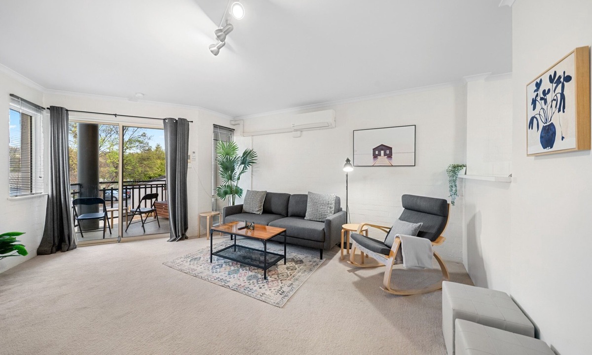 Phillip Apartment | Stylish 1-Bed Stay with Balcony & Study