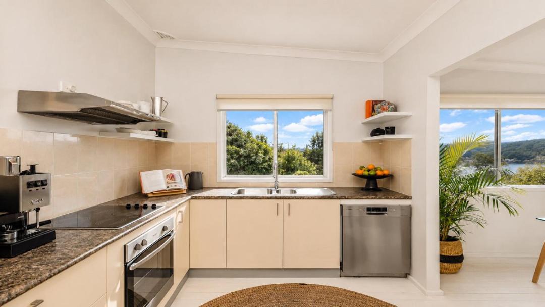 Hardys Bay House | Sunny Bayside Cottage - Walk To Bay and Beach