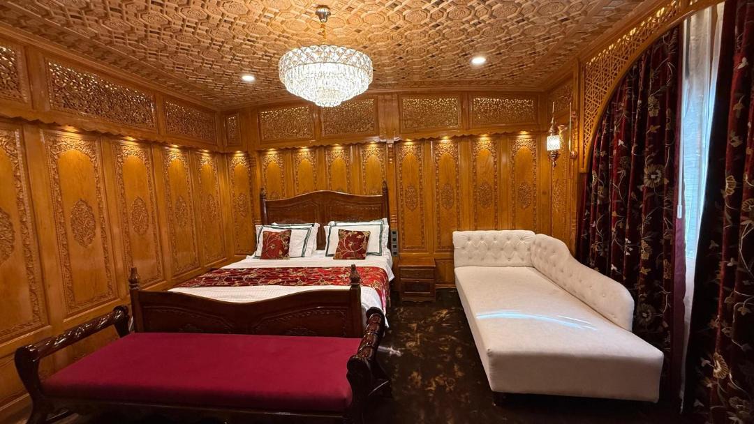 Dal Lake Hotel | Suroor Houseboat