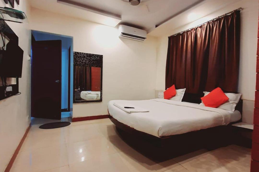 Mahabaleshwar Bed & Breakfast | Hotel Savera Holidays Main Market