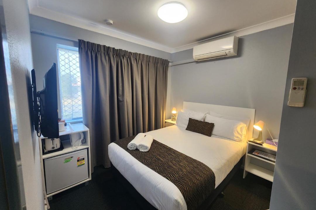 Queanbeyan Hotel | Crest Motor Inn
