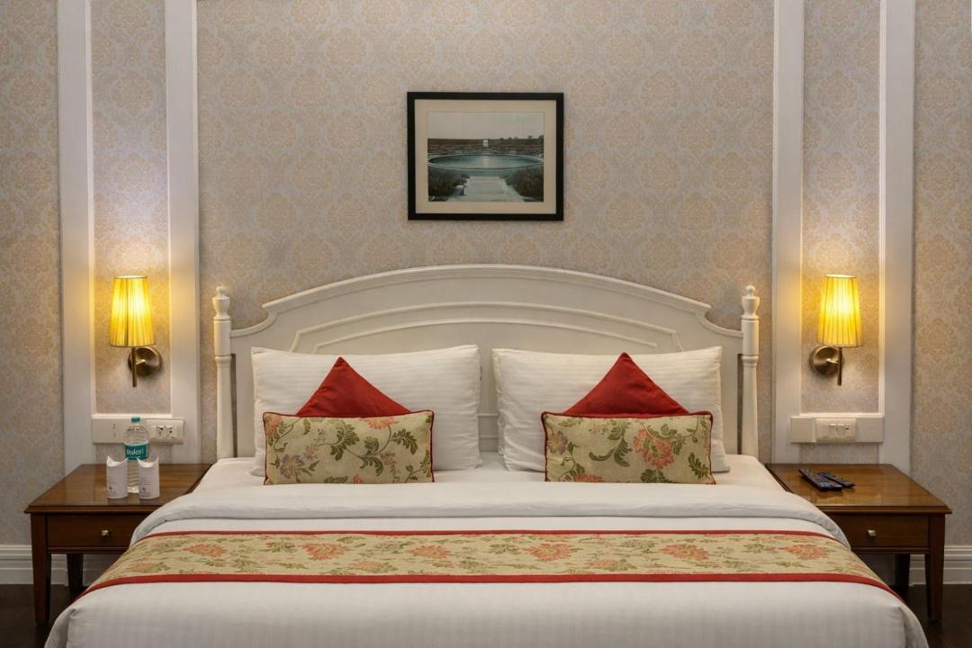 Connaught Place Hotel | Hotel Bright