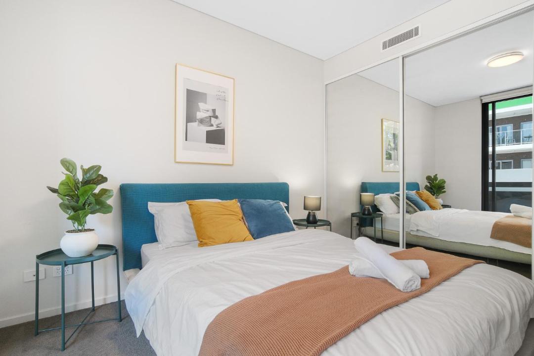 Wolli Creek Apartment | SPACIOUS COURTYARD APT 3BR 1CAR - Nr Station, Eats, CBD & Airport