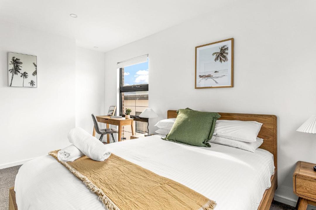 Wollongong CBD House | Station & Surf 3BR Wollongong Townhouse
