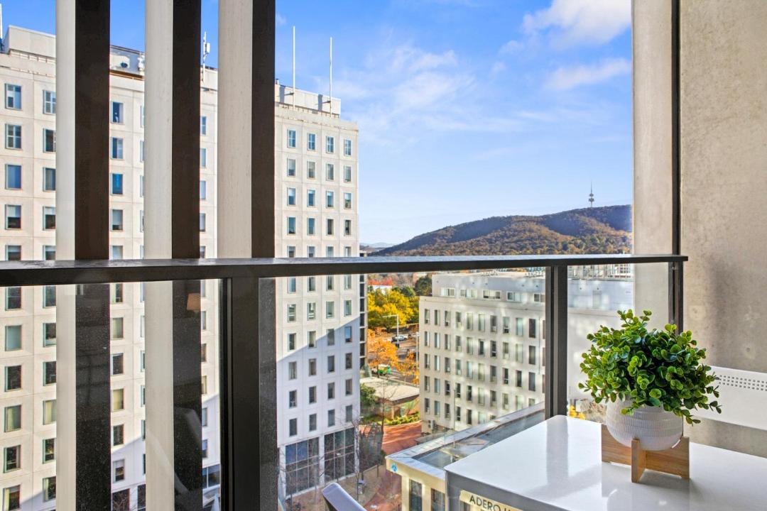 City West Apartment | Patio Mt view 1BR apt in CBD near ANU and museum with free parking and WiFi