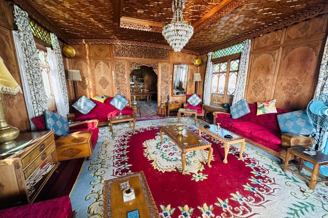 Nagin Bagh Hotel | Maharaja palace houseboat